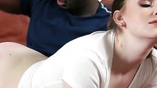 同城交友软件上认识的性感美女少妇聊熟后约出来和朋友一起玩3P,刚操一会就害羞的要求换个人试试