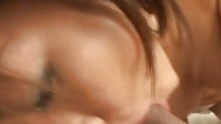 为了吸粉网红大波妹空姐制服约炮友大白天在路边宣传广告牌