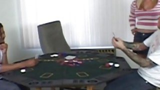 Joymii把我娇小的女友操到高潮