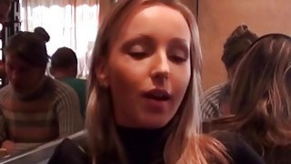 萝莉酱 寂寞少妇点黄瓜外卖被外卖小哥逼里强塞黄瓜互相草对方